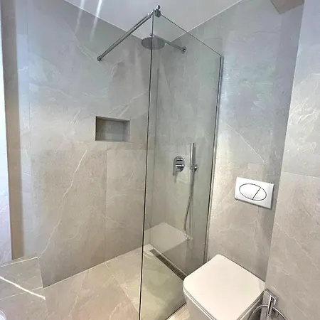 Jacuzzi Living Center 1 * Tirana