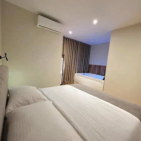 Jacuzzi Living Center 1 * Tirana